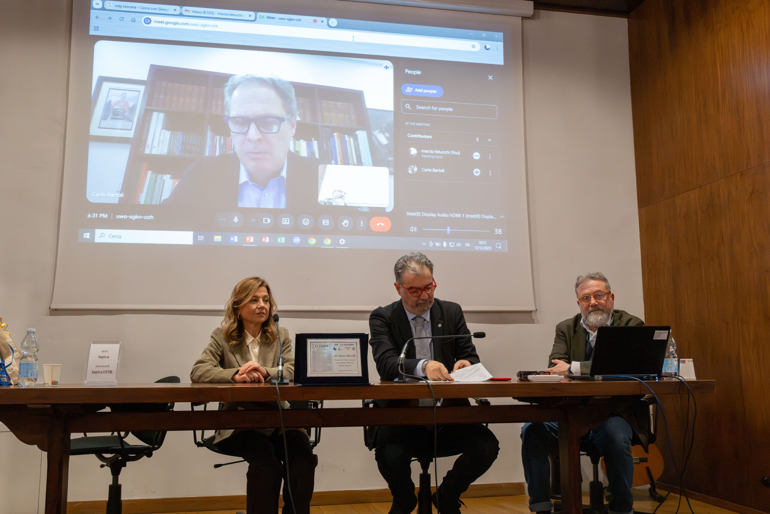 Il collegamento del presidente nazionale dell’Ordine dei Giornalisti, Carlo Bartoli, durante la premiazione del Premio Manzotti 2025. Foto di Francesca Cecconi.