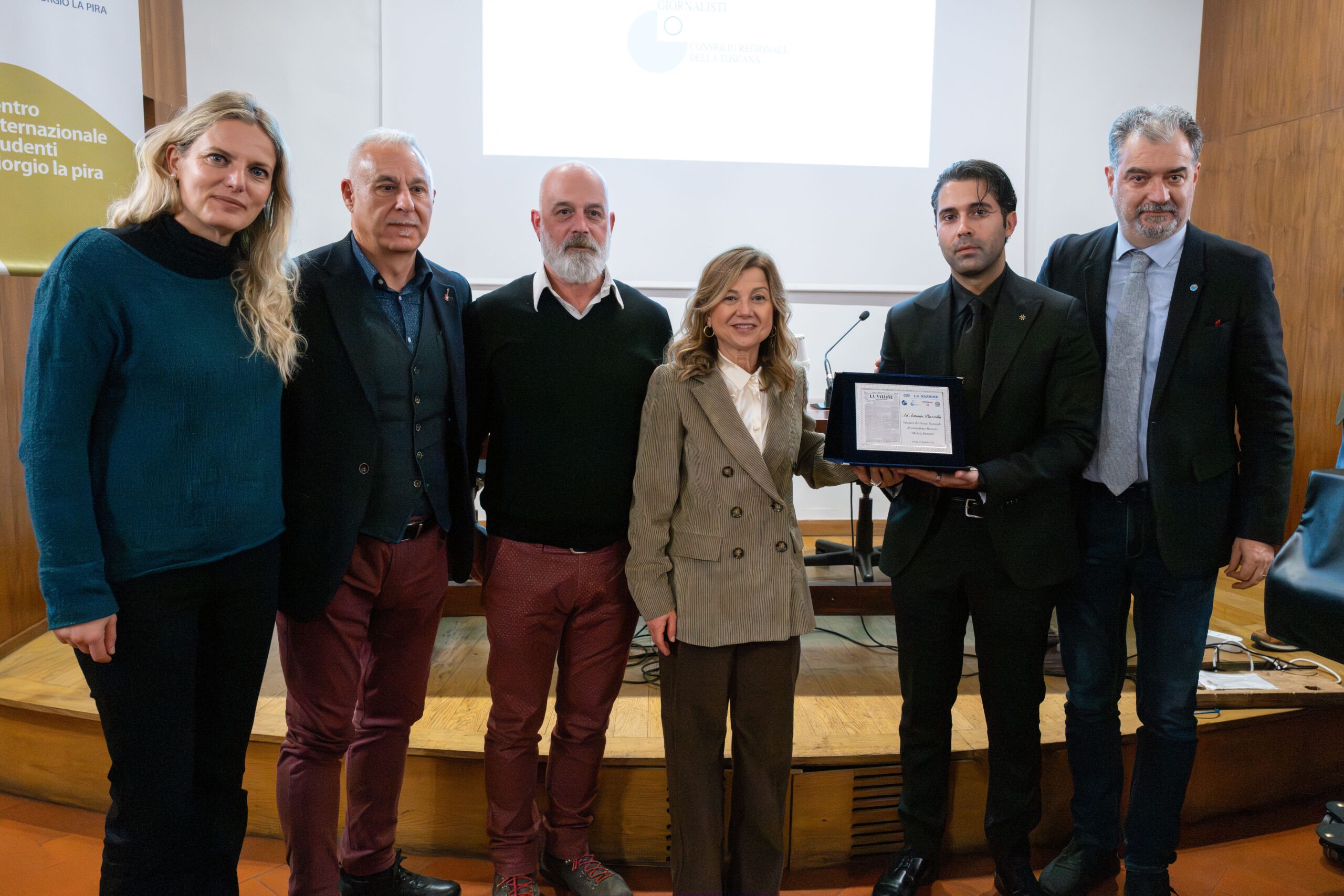 Antonio Piazzolla riceve il Premio Nazionale Manzotti 2025 dalle realtà promotrici: La Nazione, Controradio, Audioglobe, Ordine dei Giornalisti della Toscana e la moglie di Michele Manzotti. Foto di Francesca Cecconi.